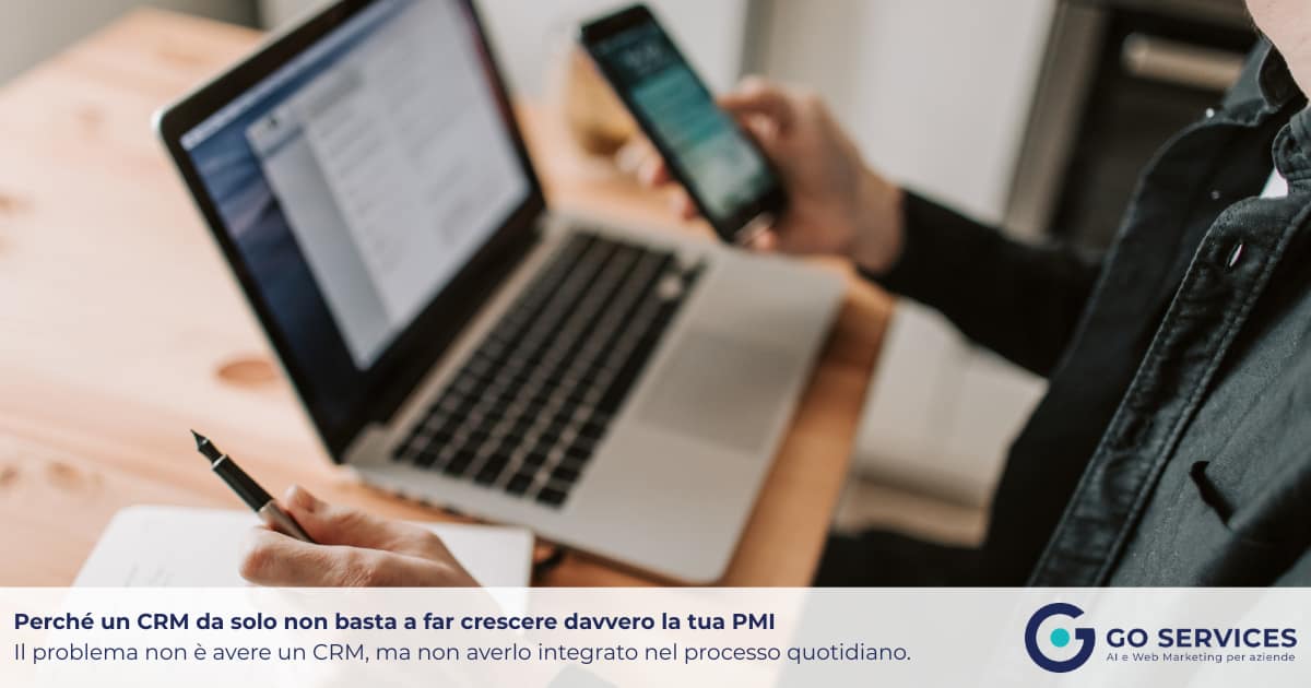 Titolare di PMI e collaboratore che consultano il CRM in ufficio