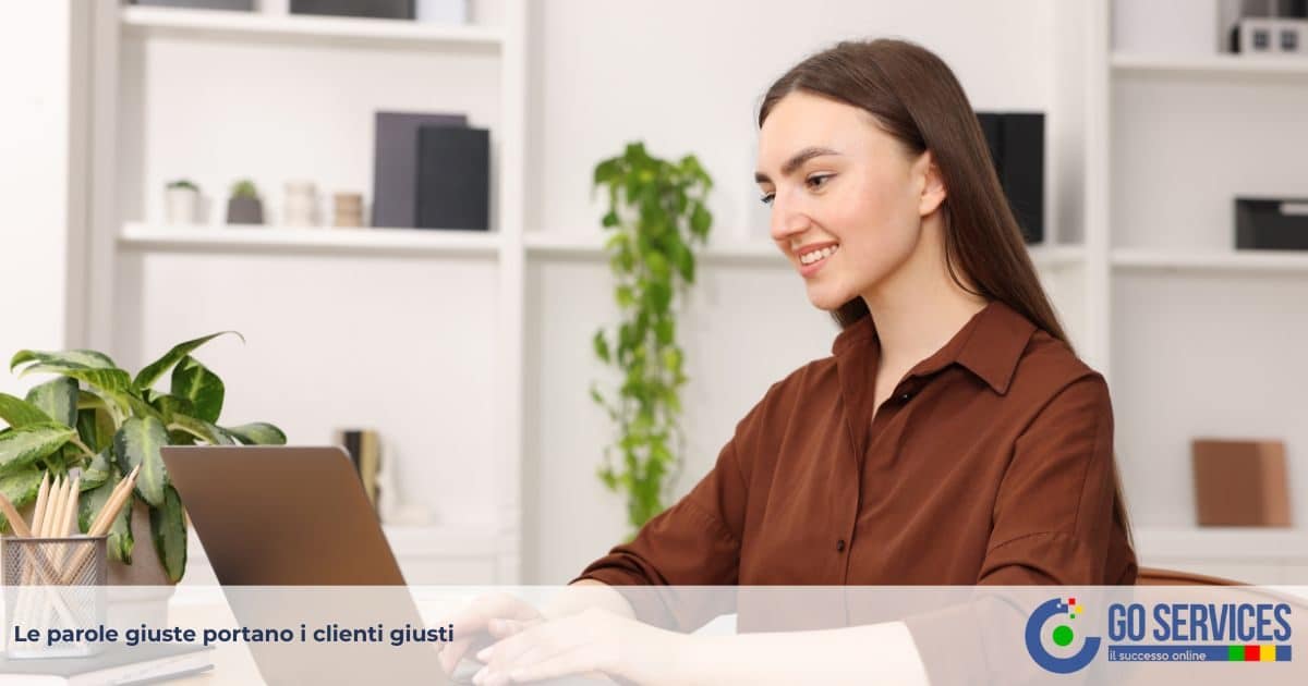Professionista scrive articoli per il blog aziendale come parte della strategia di comunicazione digitale
