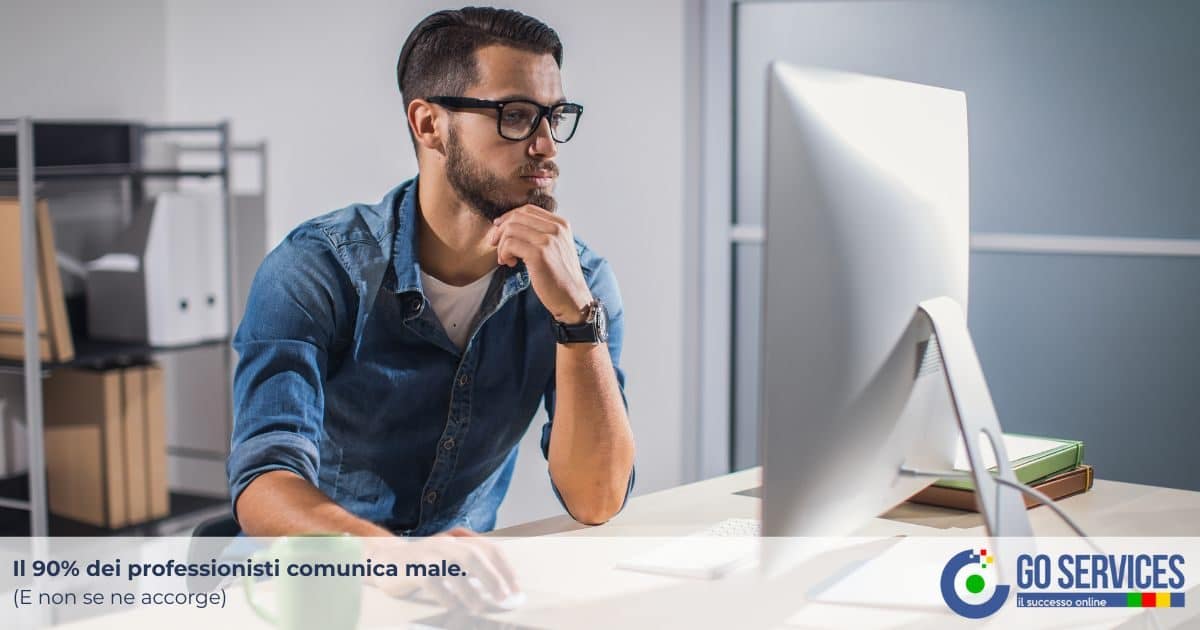 Professionista che lavora al computer per migliorare gli errori di comunicazione online