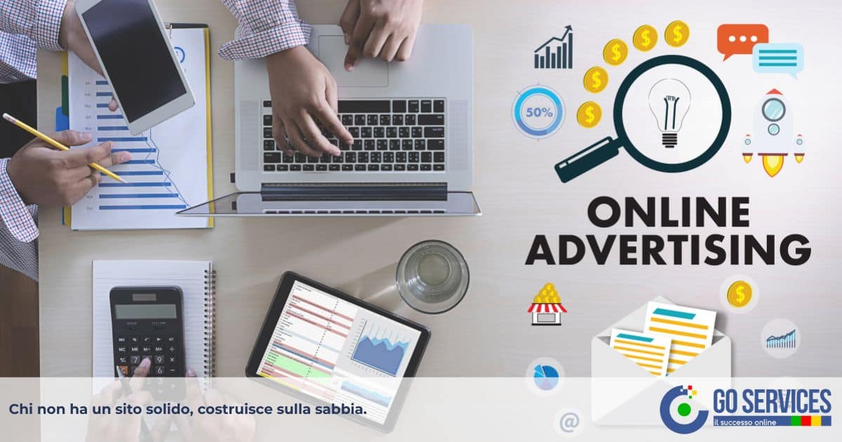 Professionista analizza campagne di pubblicità online su Google e Meta Ads per promuovere la propria attività