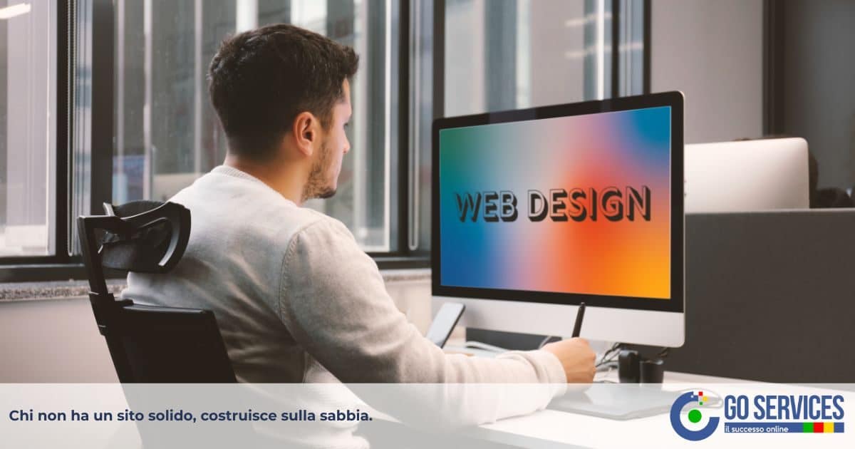 Professionista lavora alla realizzazione di un sito web moderno per migliorare la comunicazione digitale
