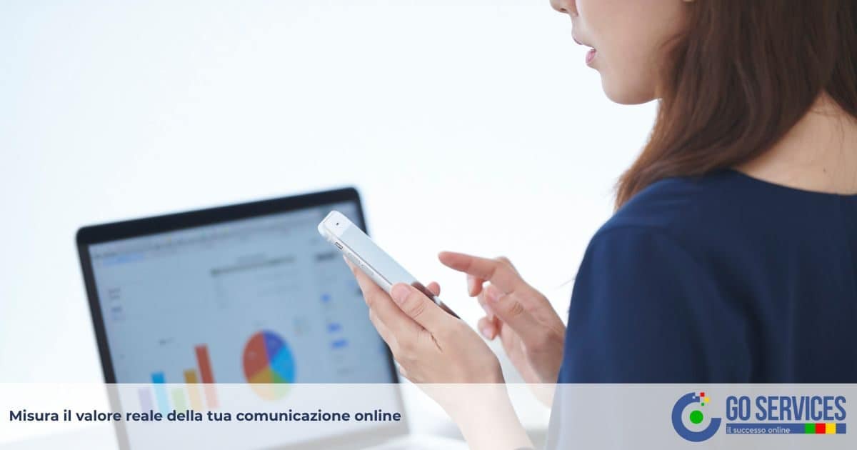 Professionista che analizza i dati dei social media sul computer