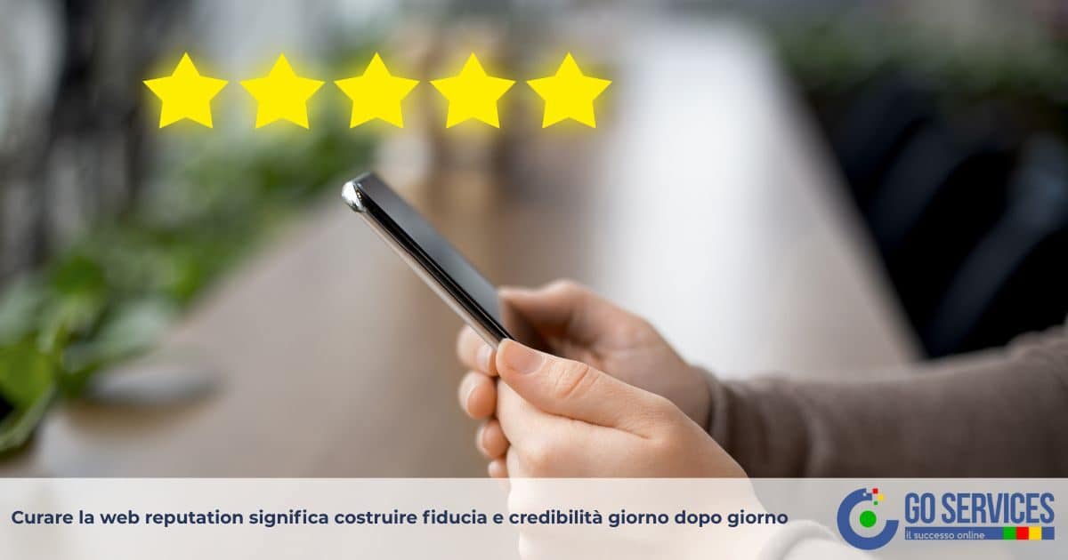 Professionista analizza recensioni e reputazione online per migliorare la propria immagine digitale